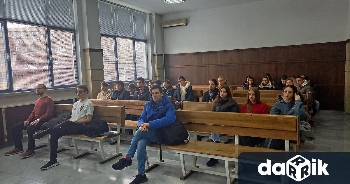 Окръжният съд в Добрич посрещна ученици от Частна профилирана гимназия