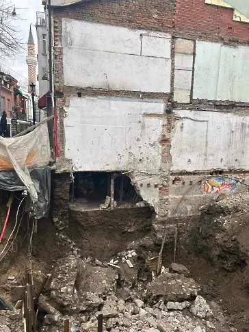 Семейство с три деца се изнесе от къщата си в Капана, заради струтване от строеж на нова сграда( обновена)