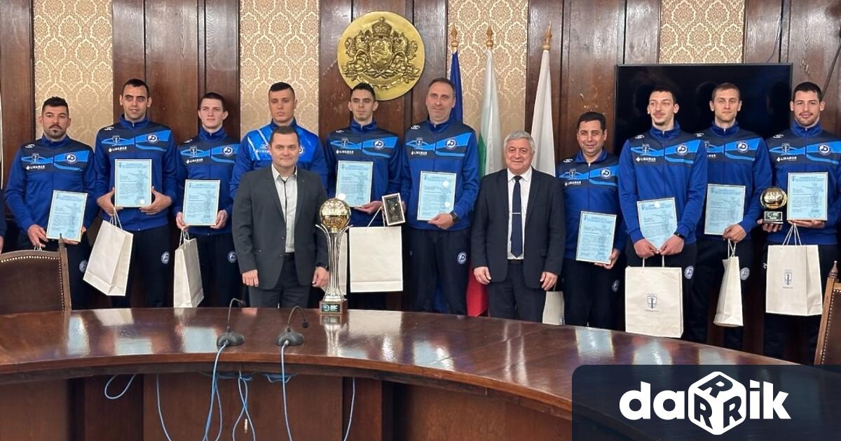 Кметът на община Русе Пенчо Милков награди волейболистите от Дунав