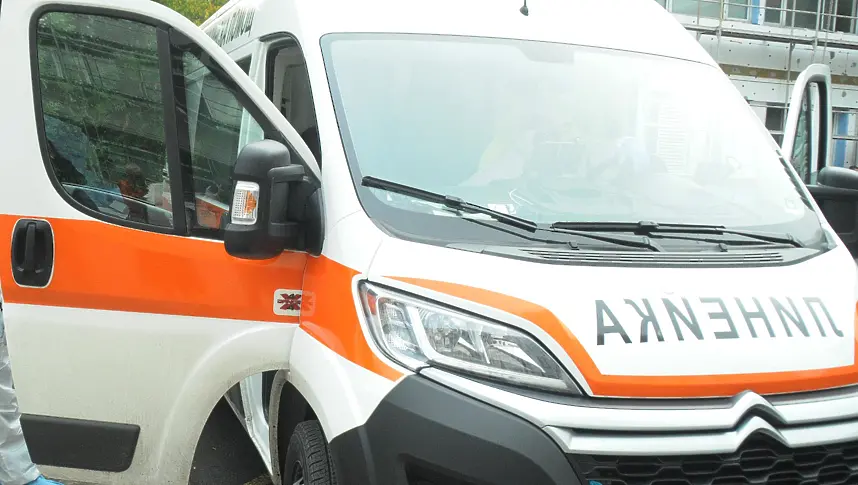 Линейка с пациент и кола катастрофираха в Шумен