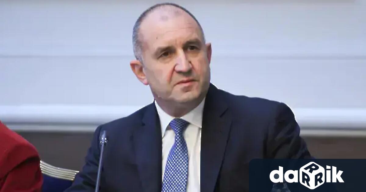 Президентът Румен Радев определи твърденията на Делян Пеевски за чадър