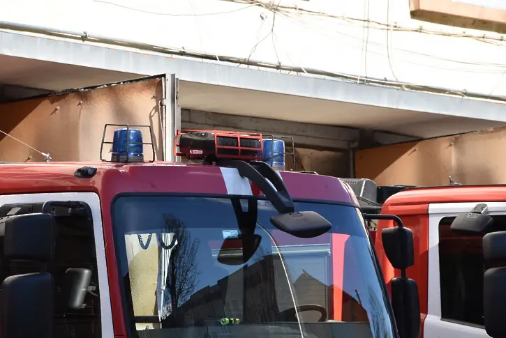 Огнеборци гасиха пожар, нанесъл сериозни щети в блок на пл. „Македония“