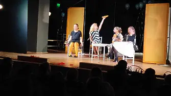 Стотици зрители в Бяла Слатина изгледаха два от спектаклите на Драматично-куклен театър-Враца