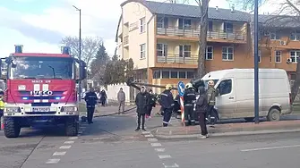 Проверяват светофарите в Пазарджик, след като един от тях се стовари върху бус