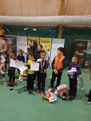 Добрички деца с медали от тенис турнир в Румъния