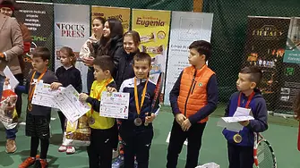 Добрички деца с медали от тенис турнир в Румъния