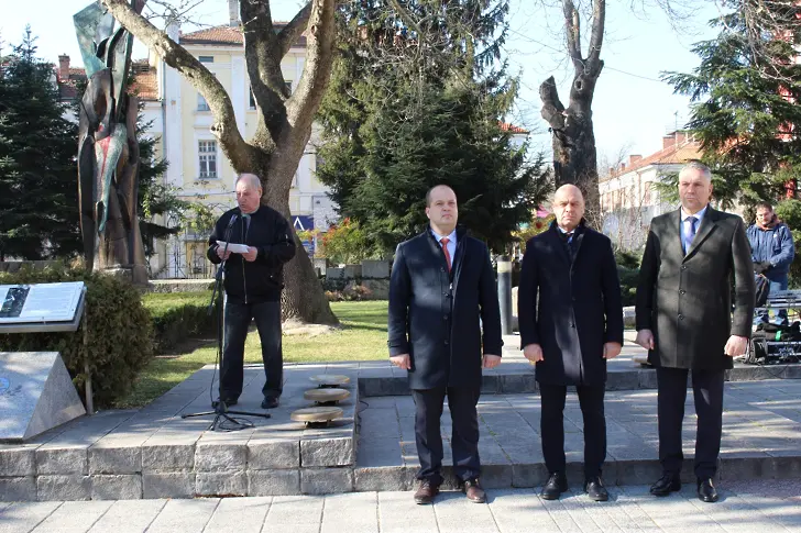 Пловдивчани почетоха паметта на жертвите на комунистическия режим пред паметника „Свидетелят“
