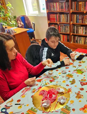 Ваканционна работилница за мартенички в НЧ „Зора-1990 г.“ село Победа