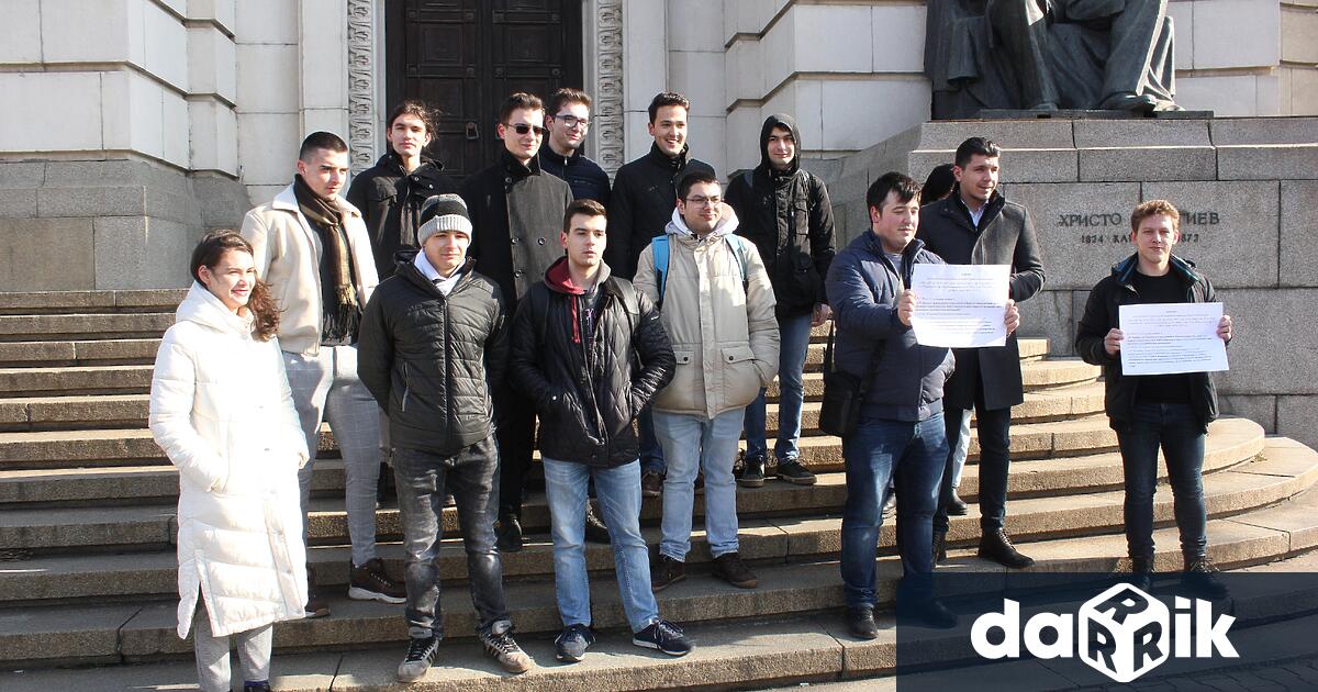 Студенти от Софийския университет се събраха по обяд на протест
