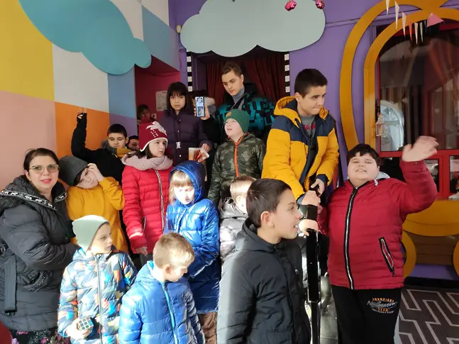 Деца с аутизъм бяха специални гости на Държавен куклен театър - Русе