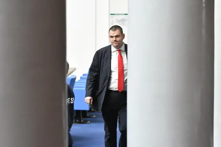 Пеевски настоява парламентарна комисия да нищи дейността на Нотариуса