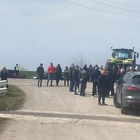 Зърнопроизводители блокират три възлови места в Сливенския регион 
