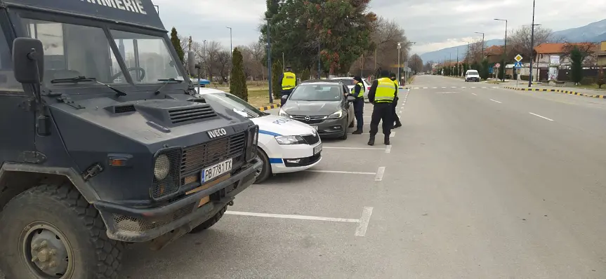 Девет души са задържани при спецакция на полицията в Пазарджишко