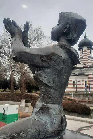 Община Плевен се самосезира по случай с откраднат елемент от скулптура при Водната каскада