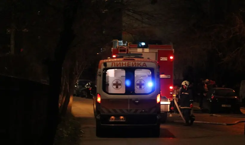 5 души в болница след пожар в жилищен блок в Хасково