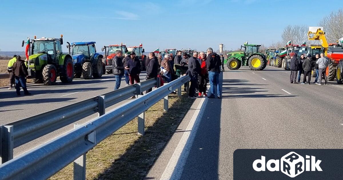 С блокади на пътищата и днес продължава протестът на зърнопроизводителите