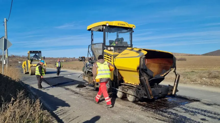 Започна авариен ремонт на пътя между Вълчин и Лозарево 