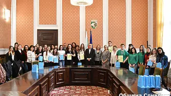 16-годишната Елена Карадимова спечели общинския конкурса за есе, посветен на доброволците