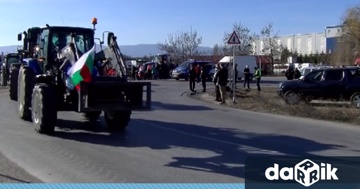 Земеделски производители от Южна България блокираха пътя Пловдив Карлово малко след