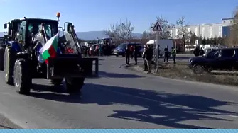 Земеделци блокираха пътя Пловдив-Карлово, стигна се до словесни сблъсъци между протестиращи и преминаващи