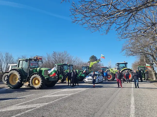Земеделски производители блокираха днес пътя София - Русе при разклона за Славяново и Пордим