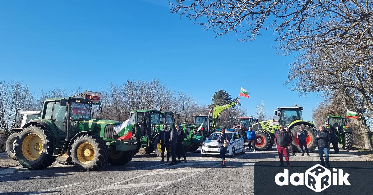 С тежка техника, земеделски производители от област Плевен блокираха главния