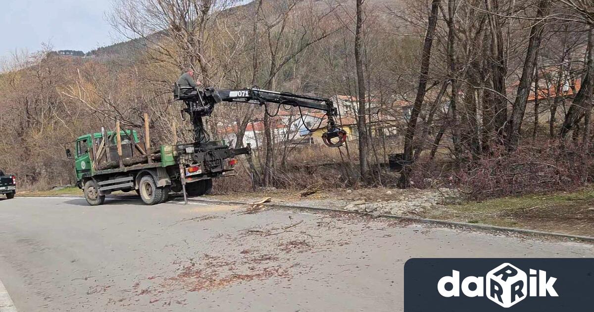 Община Твърдица започна почистването на речното корито на река Твърдишка По