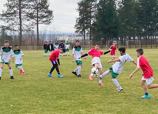 Момчетата на СУ „Алеко Константинов“ - Луковит спечелиха общинския етап по футбол на Ученическите игри