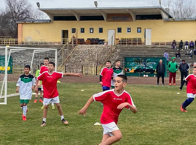 Момчетата на СУ „Алеко Константинов“ - Луковит спечелиха общинския етап по футбол на Ученическите игри