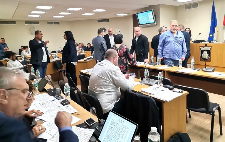 Общинският съвет на Плевен прие бюджета на общината за 2024 г. след близо 5-часов дебат