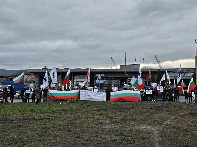 От „Възраждане” блокираха пристанище Варна-Запад заради протест
