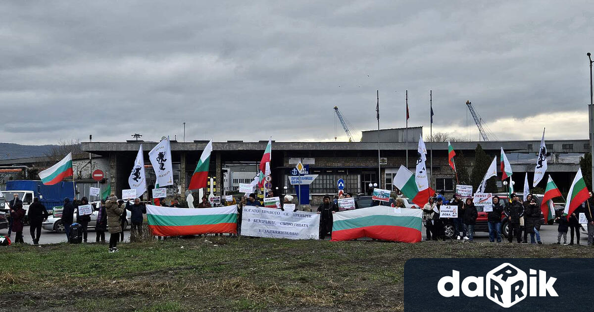 Представители на Възраждане блокираха пристанище Варна Запад заради протест