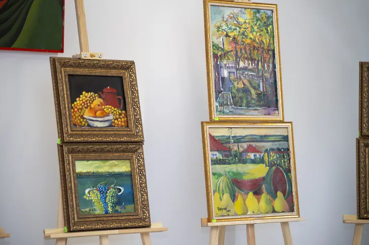 Ботевградският художник Володя Казаков гостува с изложба живопис в Община Мездра