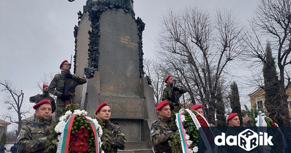Стотици почетоха паметта на Васил Левски в Карлово С Архиерейска