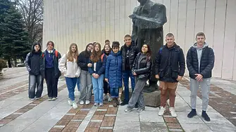 Ученици от ПГПЧЕ „Димитър Димов“ посетиха ХГ „Илия Бешков“
