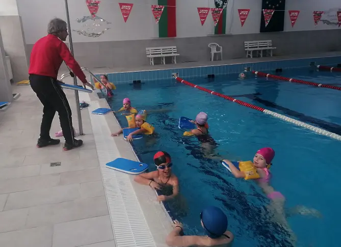 Над 300 деца и младежи се записаха за безплатните тренировки по плуване