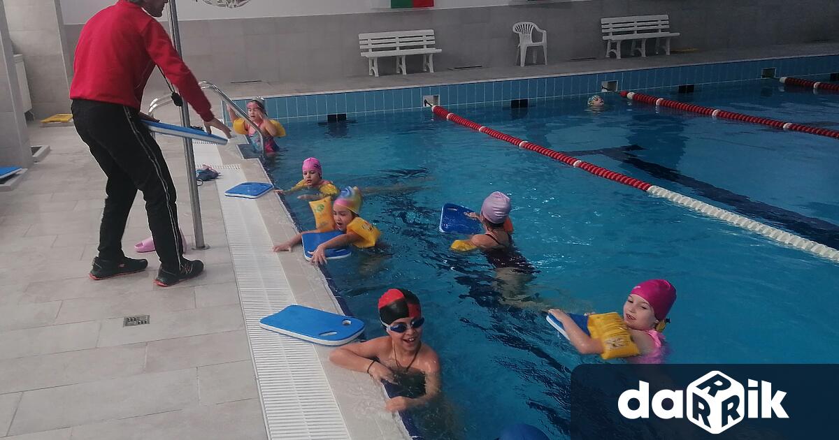 Безплатните тренировки по плуване за начинаещи във водния спорт деца