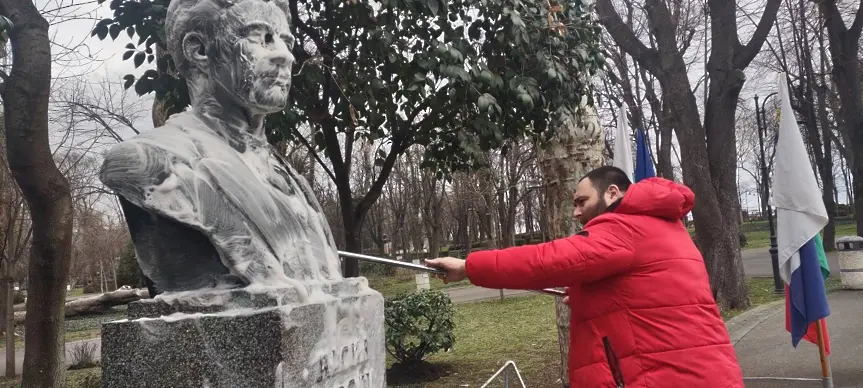 Братя Дадурян за поредна година почистиха паметника на Апостола