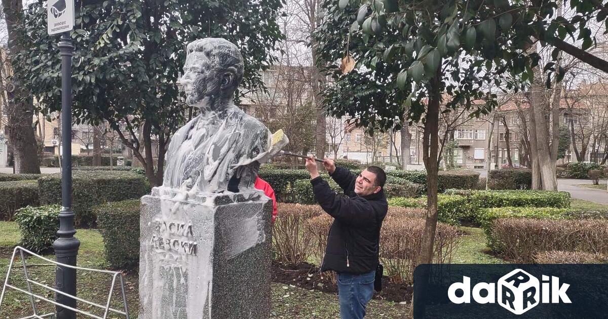 Журналистите Кеворк и Степан Дадурян от сайта Unicon comпочистиха паметника на