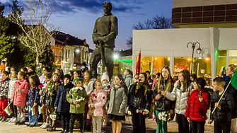 Деца почетоха с факелно шествие паметта на Васил Левски