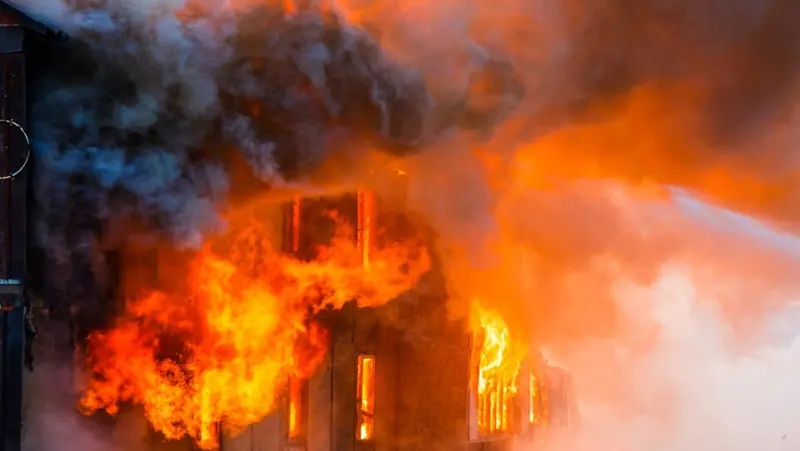 Небрежност при боравене с огън предизвика пожар в къща, намираща се в труднодостъпен район край Сливен