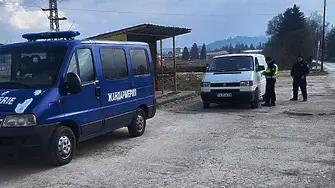 Дванайсет са арестувани след спецакция на полицията в Пазарджишко