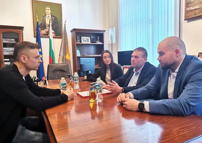 Кметът на Плевен и председателят на Общинския съвет се срещнаха с Димитър Бербатов 