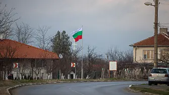 На входа на Роза се вее българският трибагреник