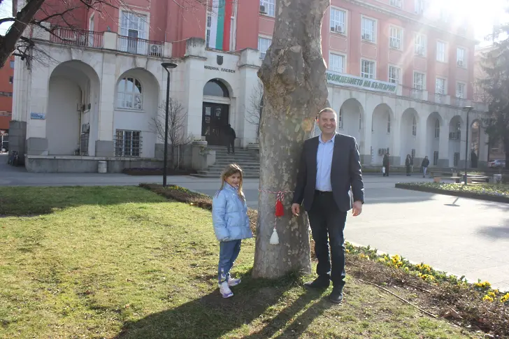 От днес плевенски деца украсяват центъра на града в червено и бяло/СНИМКИ/