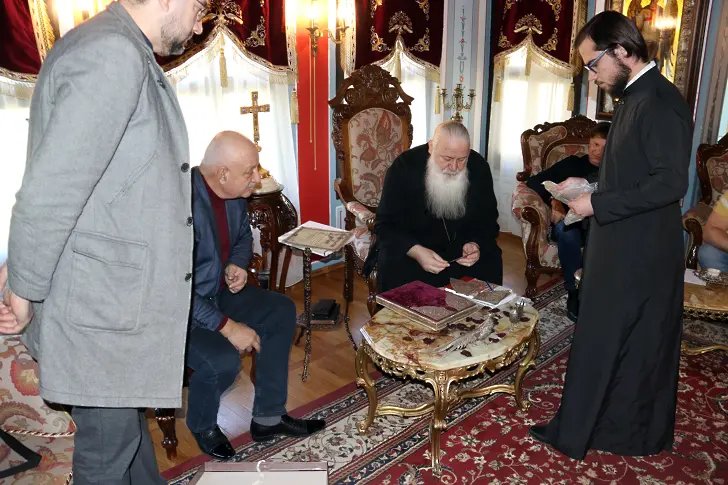 Бачковският манастир дари сребърен обков за безценно старо евангелие