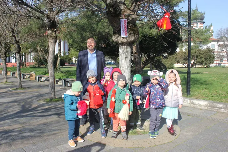 От днес плевенски деца украсяват центъра на града в червено и бяло/СНИМКИ/