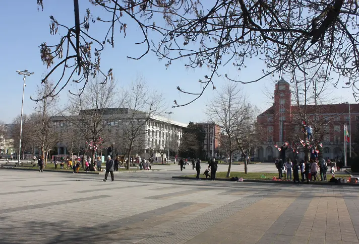 От днес плевенски деца украсяват центъра на града в червено и бяло/СНИМКИ/