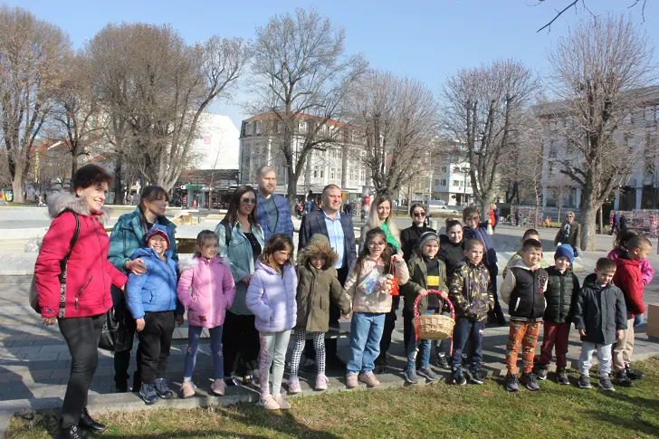 От днес плевенски деца украсяват центъра на града в червено и бяло/СНИМКИ/