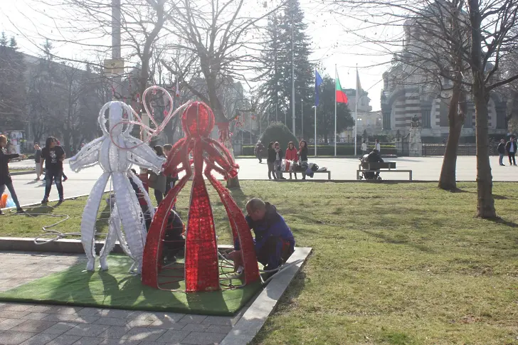 От днес плевенски деца украсяват центъра на града в червено и бяло/СНИМКИ/